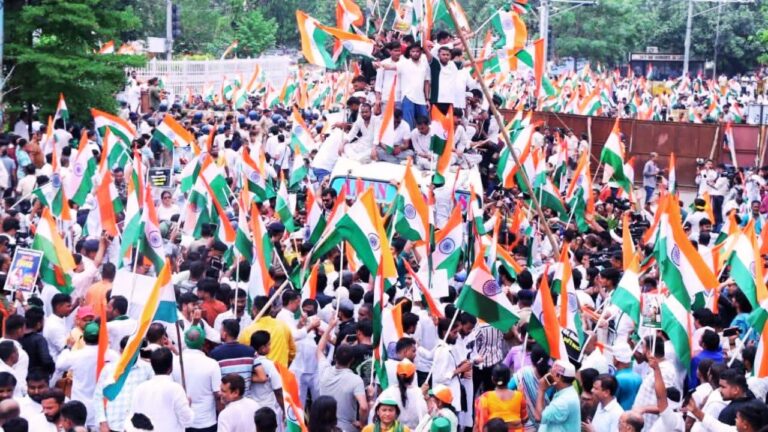 राजद का ऐतिहासिक राजभवन मार्च, छात्रों का उमड़ा जनसैलाब पटना में राजद के राजभवन मार्च के दौरान छात्रों और युवाओं के साथ तेजस्वी यादव