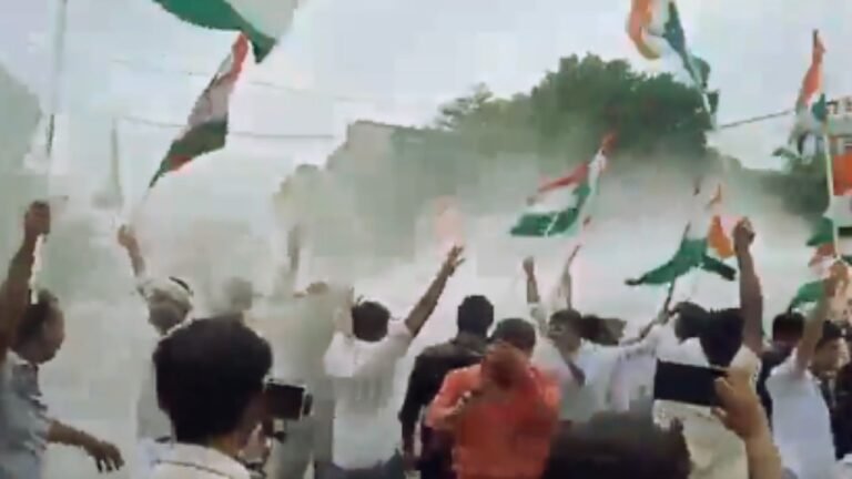 पटना राजभवन मार्च पर वाटर कैनन के इस्तेमाल पर भाकपा माले नाराज पटना राजभवन मार्च के दौरान तेजस्वी यादव और प्रदर्शनकारियों पर पुलिस कार्रवाई