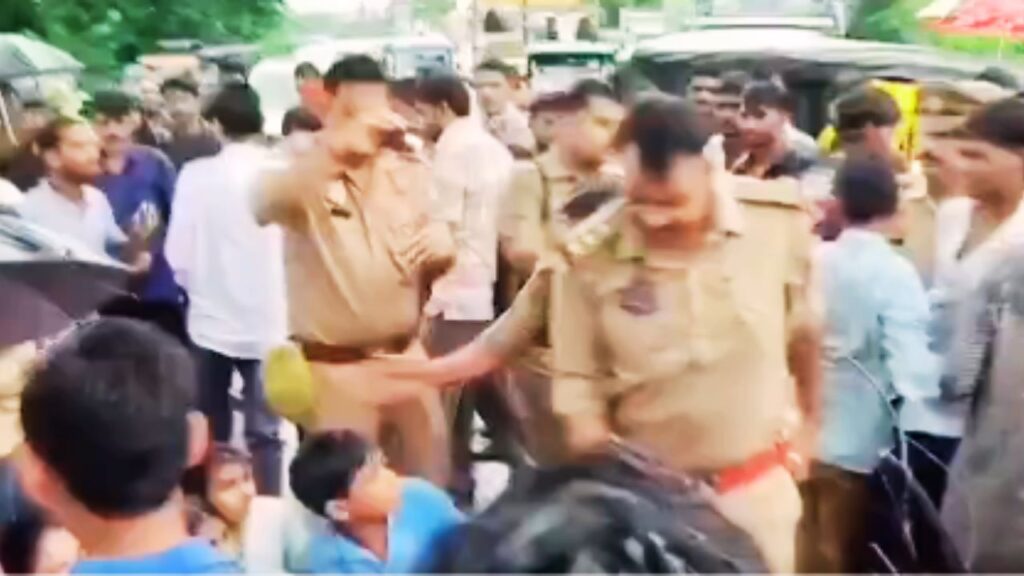 होम तीसरा पक्ष महोबा में जर्जर सड़क के विरोध में प्रदर्शन करते स्कूली बच्चे