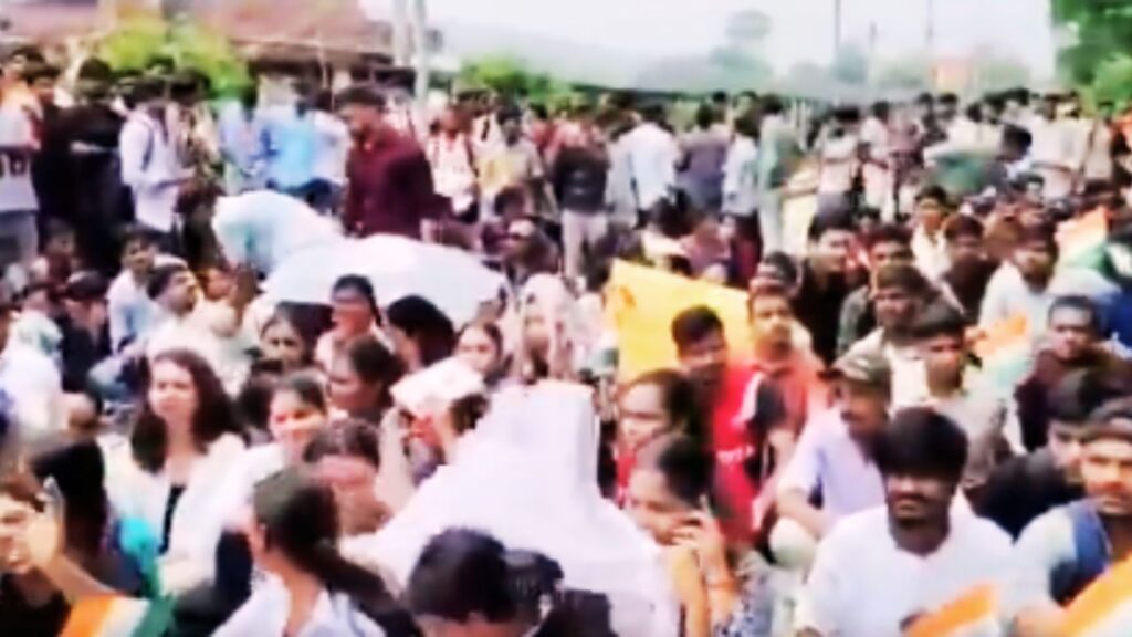 होम तीसरा पक्ष कन्नौज तिर्वा इंजीनियरिंग कॉलेज में छात्रवृत्ति को लेकर प्रदर्शन करते छात्र