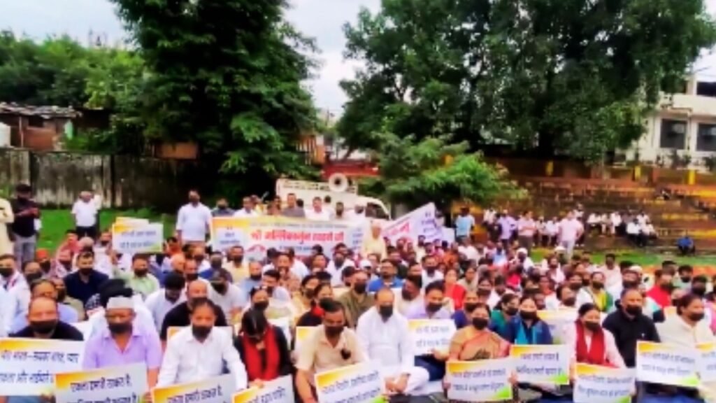 हल्द्वानी में खरगे मंच शुद्धिकरण विवाद के विरोध में कांग्रेस का मौन प्रदर्शन