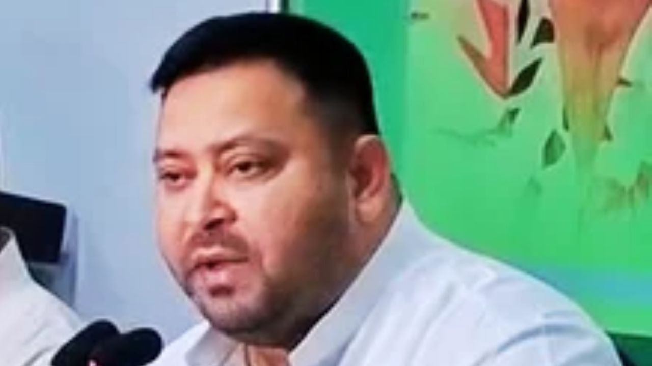 211 नए डिग्री कॉलेजों में असिस्टेंट प्रोफेसर नियुक्ति की मांग करते तेजस्वी यादव