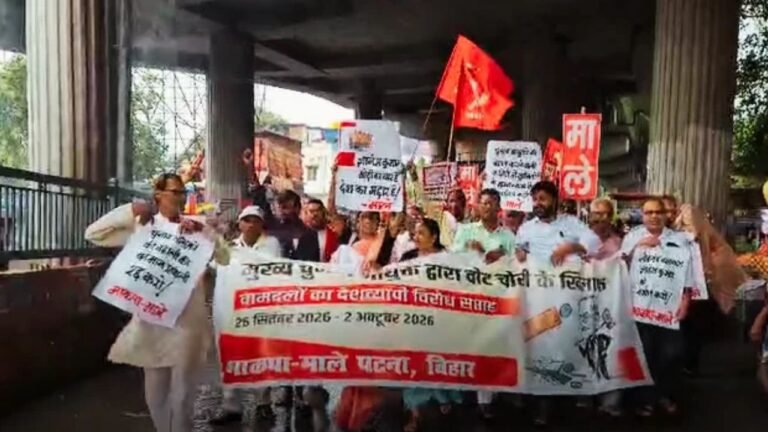 SIR विवाद पर पटना में भाकपा माले का प्रदर्शन, CEC पर गंभीर आरोप पटना में SIR के विरोध में भाकपा माले के प्रदर्शन में संदीप सौरभ और पार्टी कार्यकर्ता
