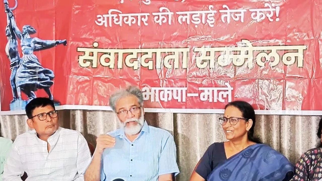 दीपंकर भट्टाचार्य पटना में चुनाव आयोग और SIR को लेकर प्रेस वार्ता करते हुए