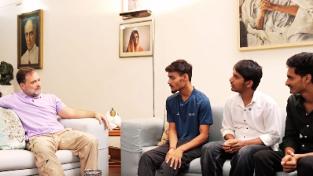 होम तीसरा पक्ष बिहार छात्र आंदोलन में घायल छात्रों से मुलाकात करते राहुल गांधी