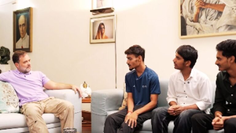 बिहार छात्र आंदोलन पर राहुल गांधी का सवाल, गोली क्यों चली? बिहार छात्र आंदोलन में घायल छात्रों से मुलाकात करते राहुल गांधी