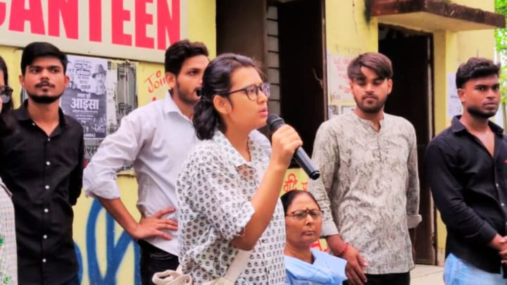 पटना विश्वविद्यालय में छात्रों से संवाद करतीं AISA राष्ट्रीय अध्यक्ष नेहा बोरा