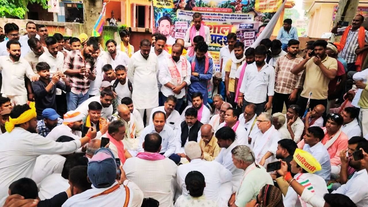 बलिया के बैरिया में आदिवासी अधिकारों को लेकर धरना-प्रदर्शन