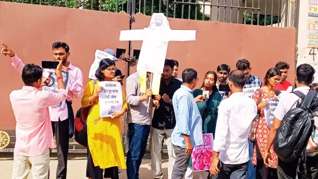 जमुई छात्रा मामले के विरोध में पटना यूनिवर्सिटी गेट पर आइसा का प्रदर्शन