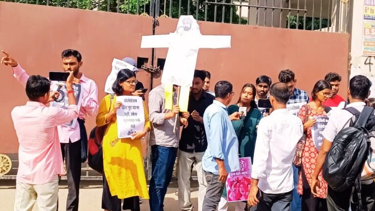 जमुई छात्रा मामले पर पटना यूनिवर्सिटी में आइसा का प्रदर्शन जमुई छात्रा मामले के विरोध में पटना यूनिवर्सिटी गेट पर आइसा का प्रदर्शन