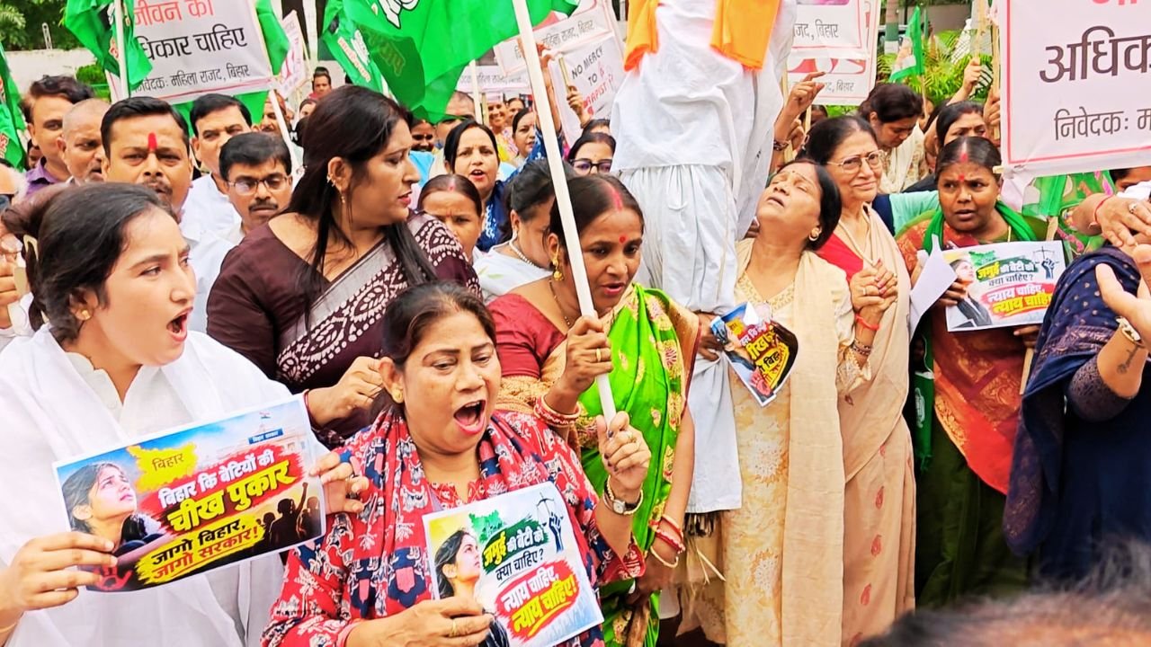जमुई घटना के विरोध में पटना में RJD कार्यकर्ताओं और महिलाओं का प्रदर्शन