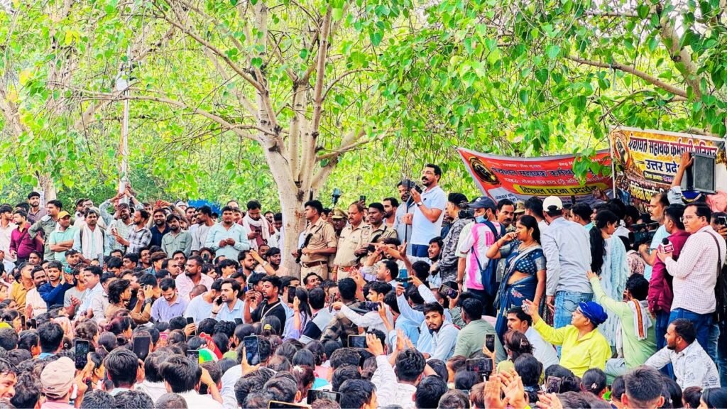 लखनऊ ईको गार्डन में पंचायत सहायकों के आंदोलन के बीच चंद्रशेखर आजाद