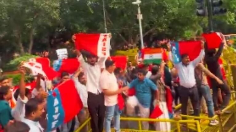दिल्ली में AISF-AIYF के प्रदर्शन पर रोक, ज्ञानेश कुमार के इस्तीफे की मांग तेज दिल्ली में AISF और AIYF के विरोध प्रदर्शन तथा ज्ञानेश कुमार के इस्तीफे की मांग
