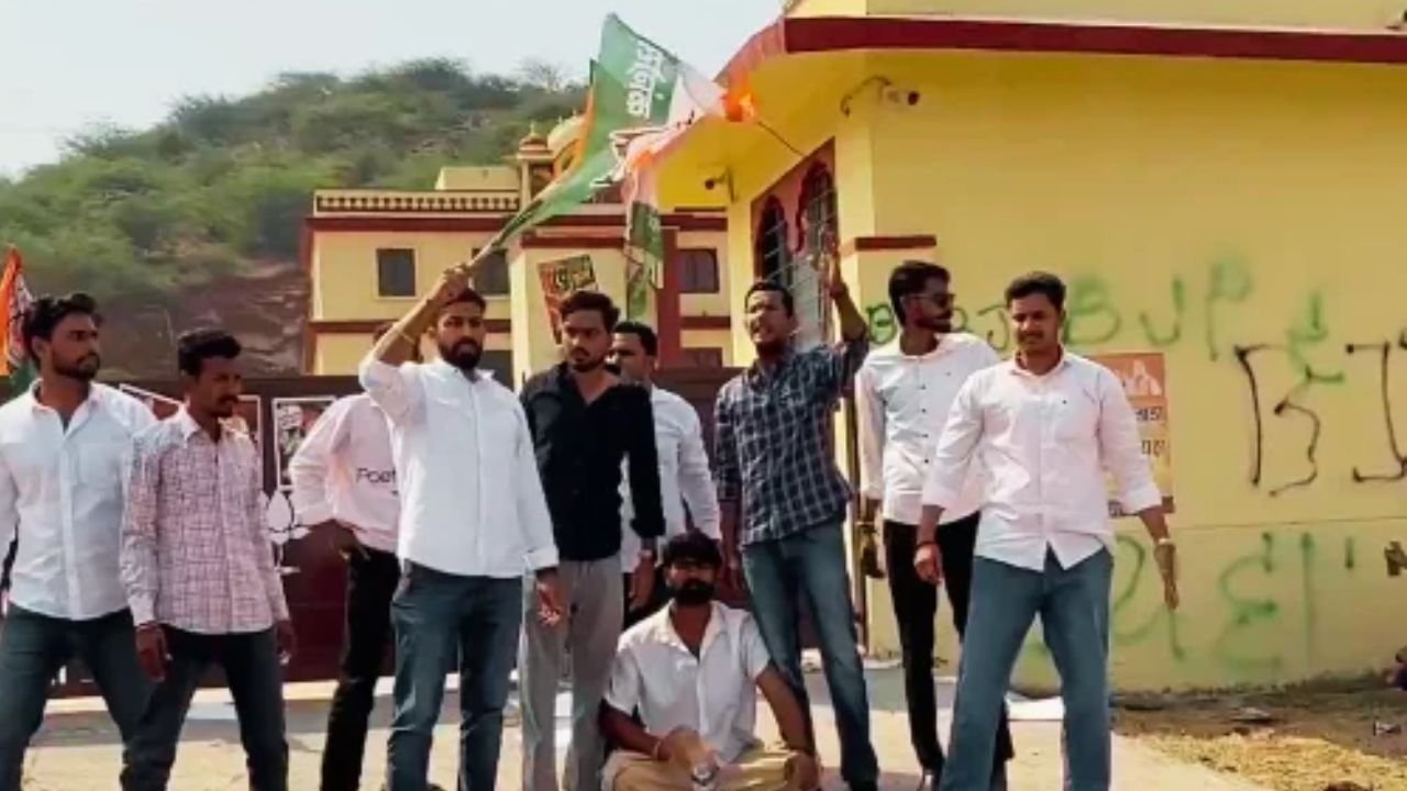 मदन राठौड़ के कथित बयान के विरोध में अजमेर में भाजपा कार्यालय के बाहर कांग्रेस का प्रदर्शन